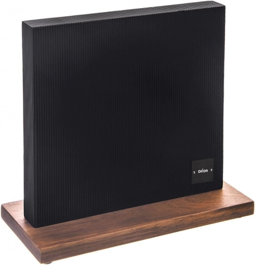 Elegáns kombináció: fekete felület és akácfa