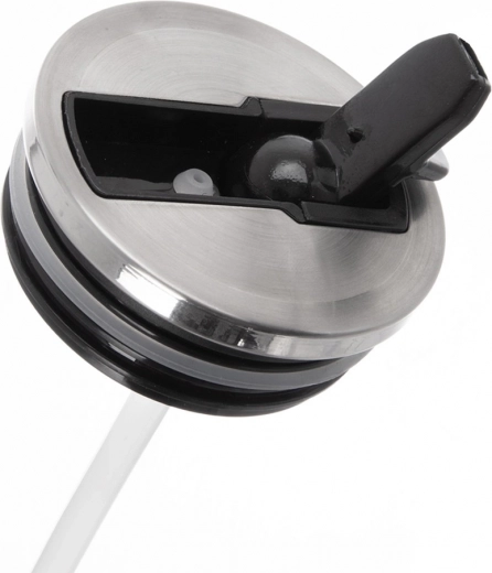 Felnyitható ivónyílás és szívószál