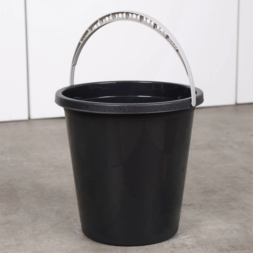 Tartós műanyag és stabil perem