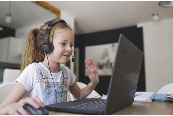 Tiszta kommunikáció: passzív zajcsökkentés és forgatható mikrofon