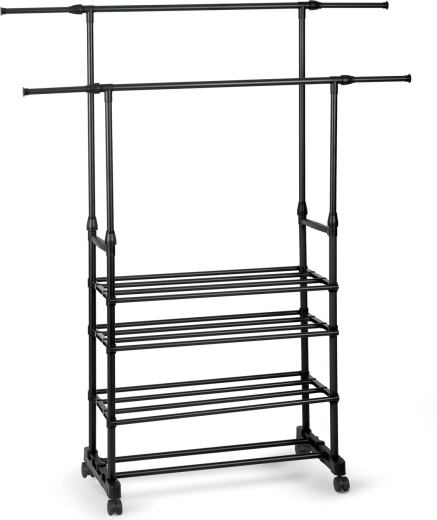 Négy alsó polc cipőknek és dobozoknak