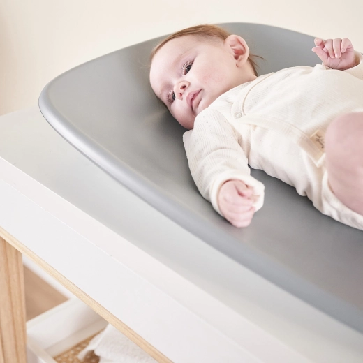 Ergonomikus forma a biztonságos pelenkázáshoz