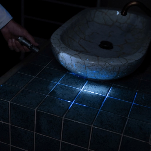 Kettős fény: fehér LED + UV 365 nm