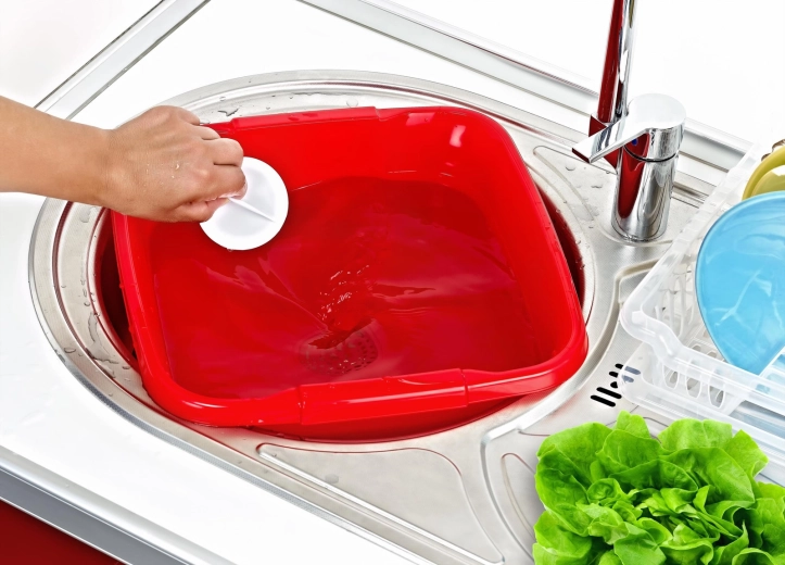 Beépített leeresztő dugóval a kényelmes ürítéshez