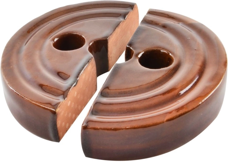 Kétrészes kivitel nyílásokkal a könnyű behelyezéshez