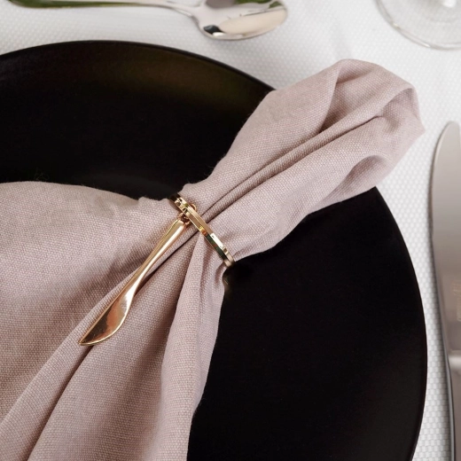 Elegáns asztaldekoráció fényes aranyban