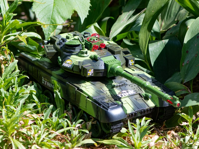 RC katonai tank távirányítóval 2,4 GHz erdei álcázással