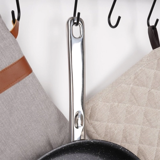 Tartós rozsdamentes kialakítás és kényelmes felakasztás