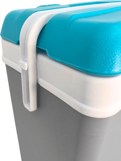 Fogantyú, amely a fedelet is rögzíti