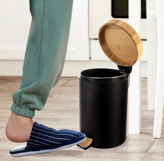 Higiénikus, pedálos nyitás kézérintés nélkül