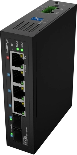 2× SFP uplink hosszabb távokra és hálózatszegmentáláshoz