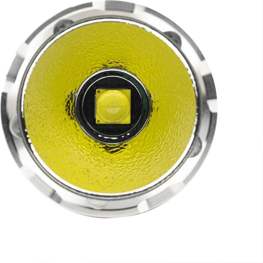 Akár 4 500 lm és 290 m hatótáv