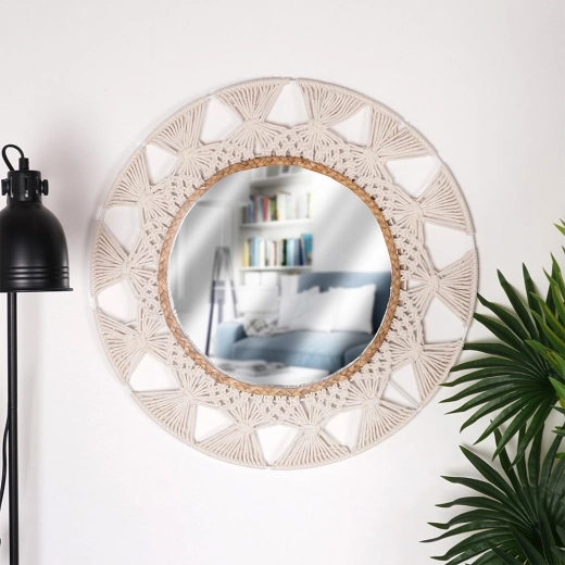 Optikailag világosít és nagyítja a teret