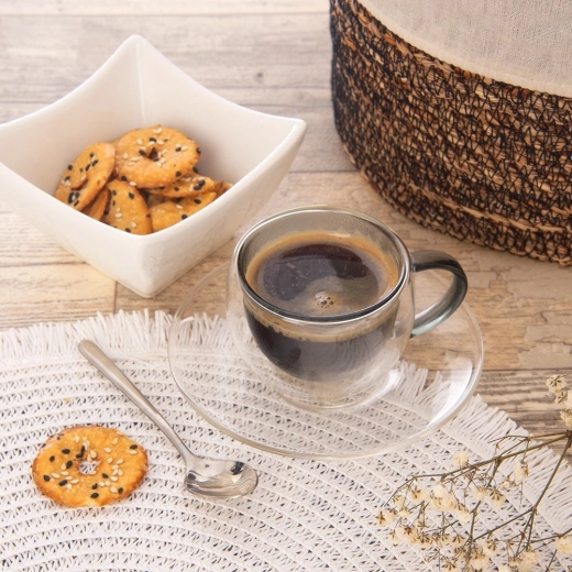 Stílusos megjelenés, amely kiemeli az eszpresszót