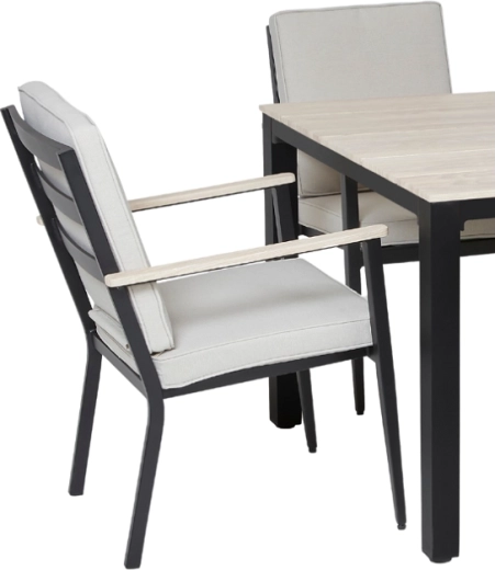 Kényelem a vastag bézs párnáknak köszönhetően