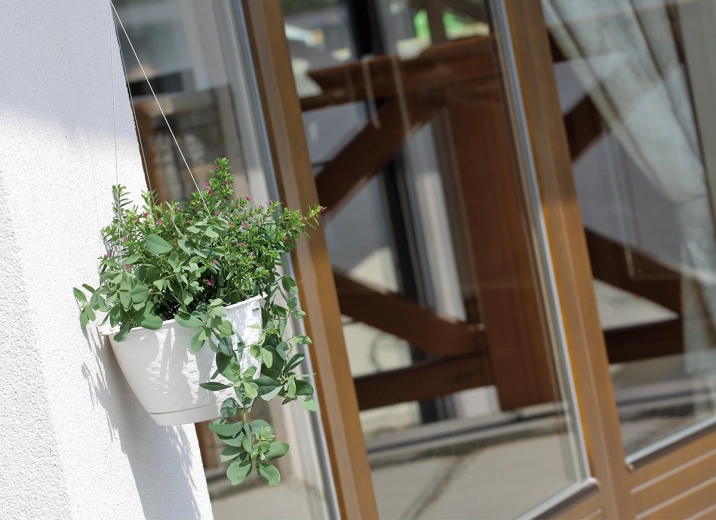 Helytakarékos és letisztult megjelenés ablakoknál és falakon