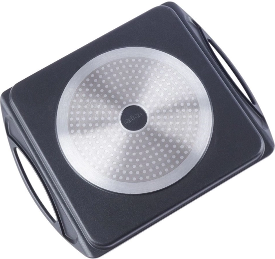 Univerzális használat minden tűzhelytípuson és a sütőben is