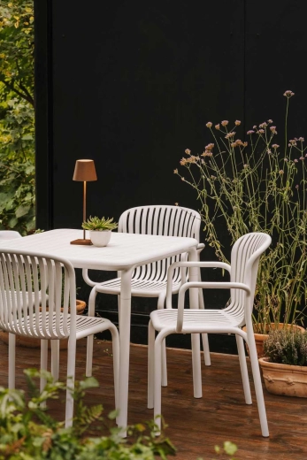 Helytakarékos, rakásolható kialakítás