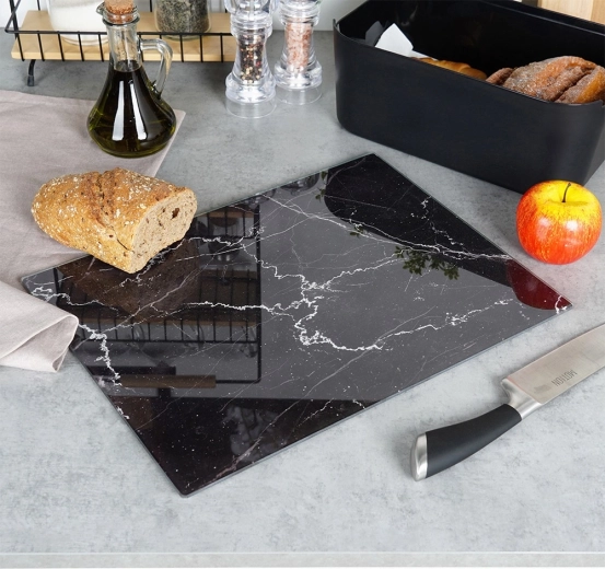 Biztonságos szeletelés a csúszásgátló lábaknak köszönhetően