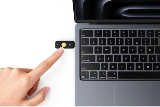 Érintéses jóváhagyás USB‑C-n és NFC-n keresztül