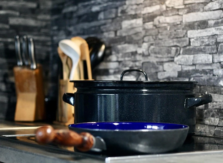 Kompatibilis indukcióval és minden tűzhelytípussal