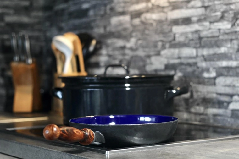 Kompatibilis indukcióval és minden tűzhelytípussal