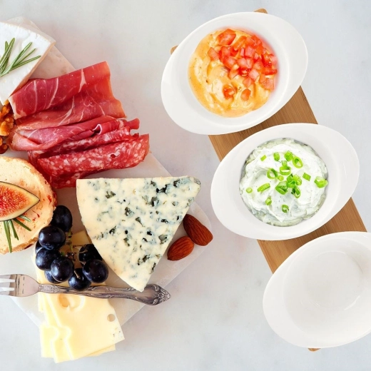 Porcelán tálkák és kanalak az egyszerű tálaláshoz