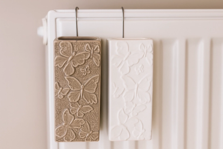 Elegáns kerámia pillangó dombormintával