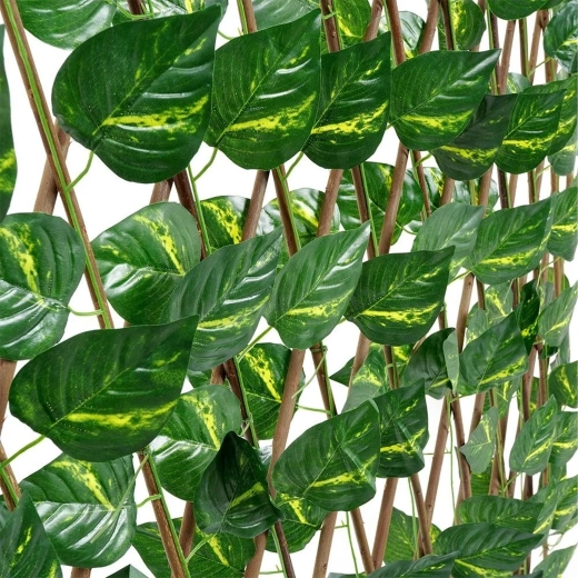 Természetesen sűrű és élethű levelek