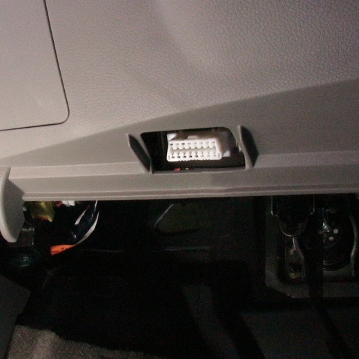 Plug & play az OBD2 aljzatba