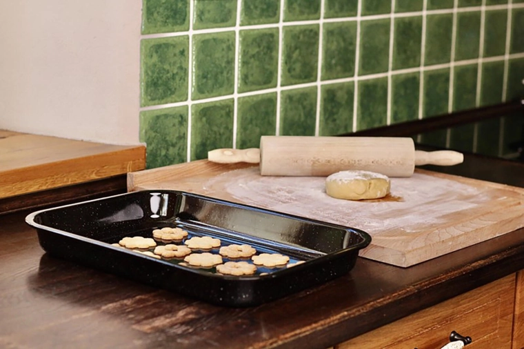 Magas peremek a tisztább sütőért és szaftosabb eredményekért