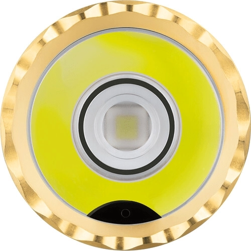 Akár 2300 lm és 300 m hatótáv