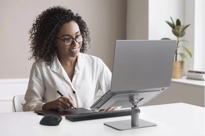 Ergonomikus magasság és dőlésszög szerszám nélkül
