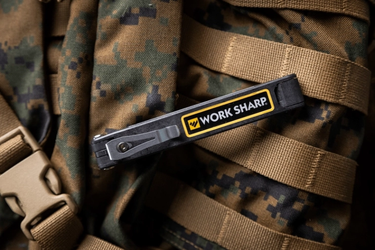 Összecsukható kialakítás és zsebklipsz