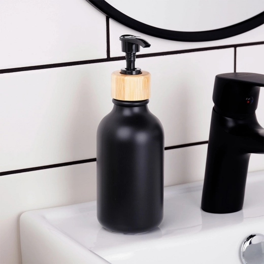 Modern matt fekete dizájn bambusszal