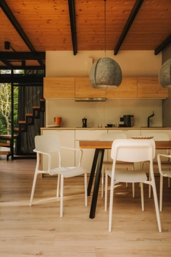 Kényelem karfákkal és ergonómiával