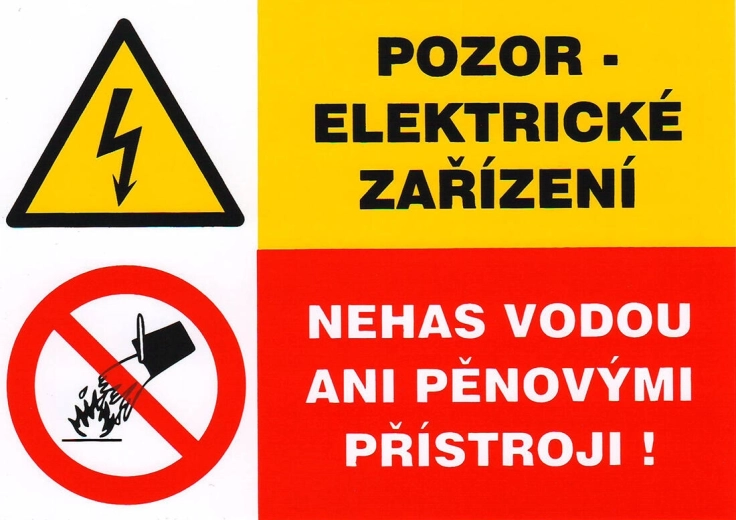 Öntapadó biztonsági tábla – Vigyázat, elektromos berendezés, vízzel vagy habbal oltani tilos (105 × 74 mm)