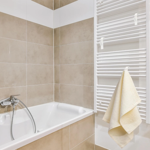 Rend a radiátornál és a fürdőszobában