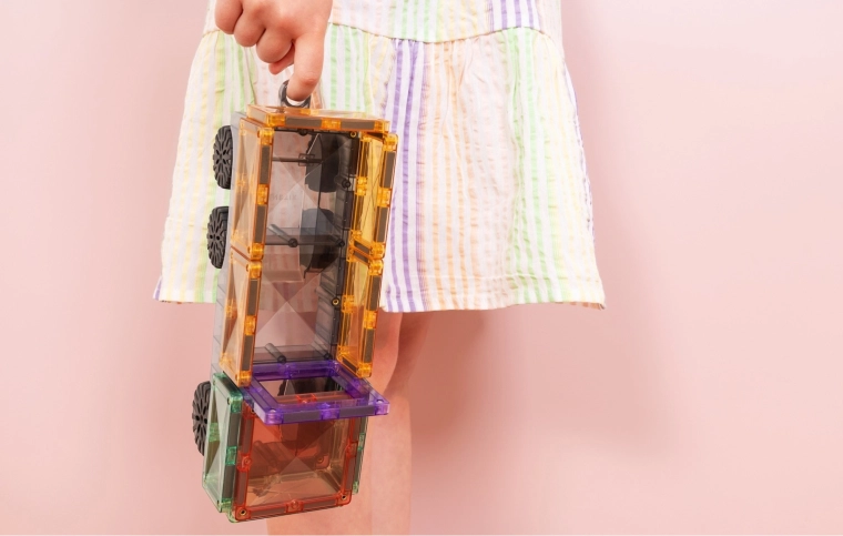 Pasztell színek, áttetsző elemek és játékos tanulás