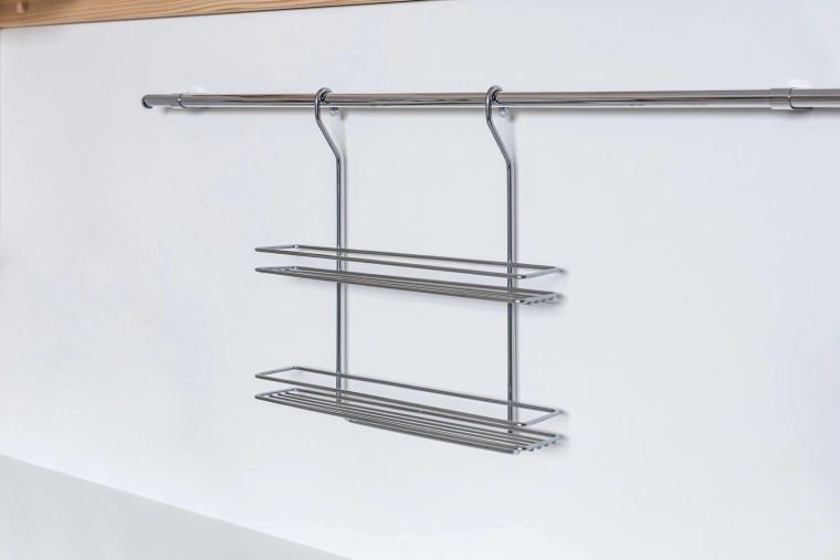 Masszív, krómozott szerkezet