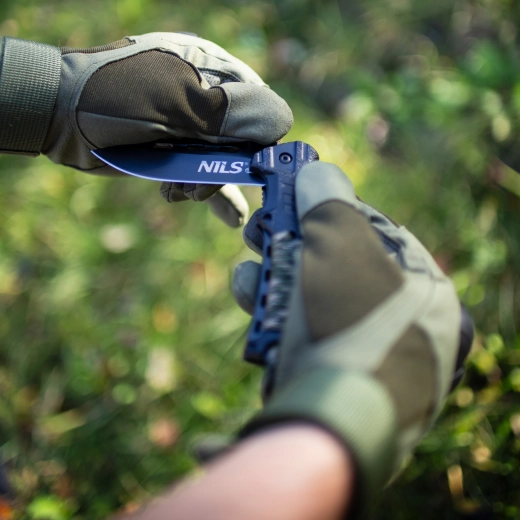 Egykezes nyitás és biztos liner lock zár