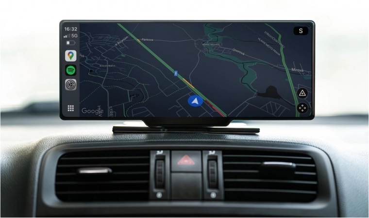 Széles 10,26" IPS érintőkijelző