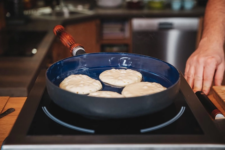 Kompatibilis indukcióval és minden tűzhelytípussal