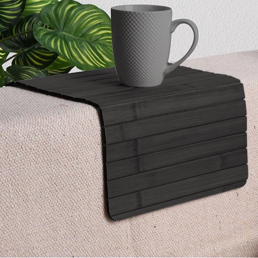 Stabil felület a kanapé karfáján