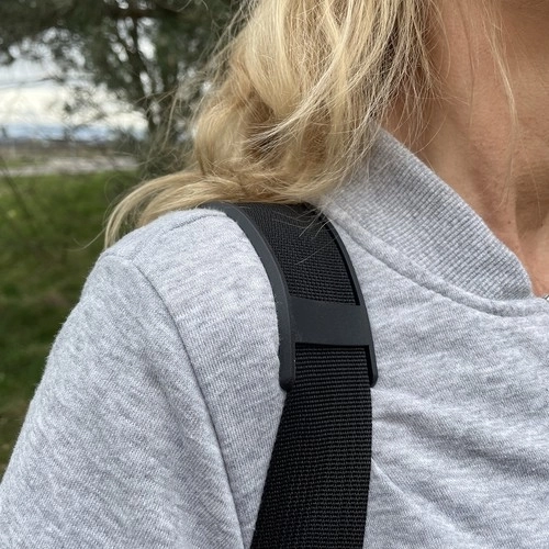 Kényelmes hordás a párnázott, állítható pántnak köszönhetően