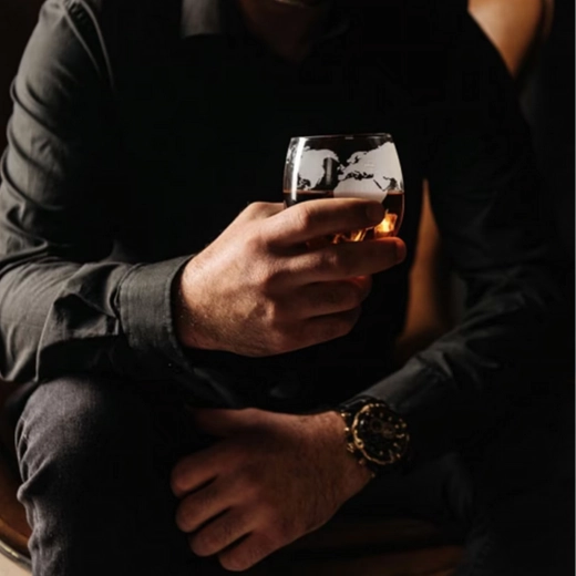 Két pohár térképes gravírozással