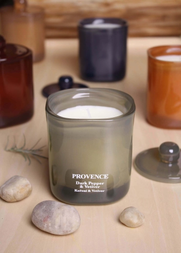 Illatgyertya üvegben Provence bors és vetiver 25 óra