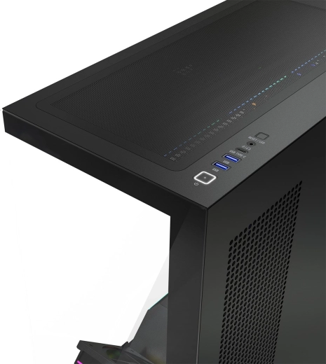 Modern I/O panel és átgondolt légáramlás