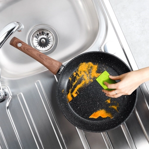 Ergonomikus nyél fa dekorral és könnyű tisztítás