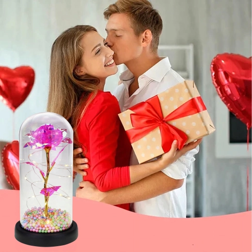 Ragyogó rózsa üveg alatt